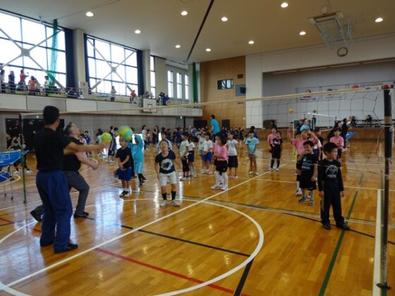 長野県で大竹秀之さんと櫻井由香さんを講師にバレーボール教室を開催 JVA・ゴールドプラン