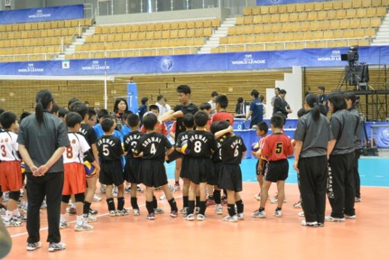 山本隆弘さんを講師にバレーボール教室を開催！ FIVBワールドリーグ2015岡山大会