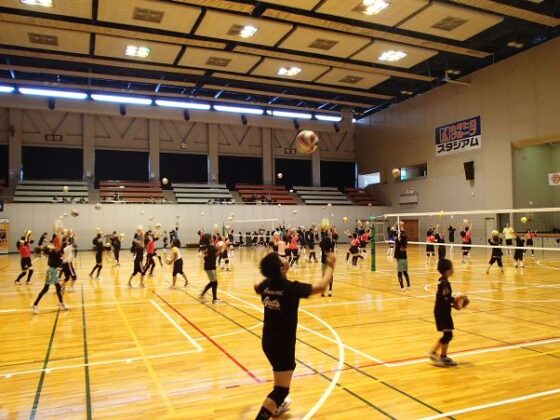 青森県で吉川正博さんを講師にバレーボール教室を開催　JVA・ゴールドプラン