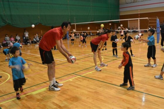 大竹秀之さんと杉山祥子さんを講師に迎え、富山県でバレーボール教室を開催 JVA・ゴールドプラン