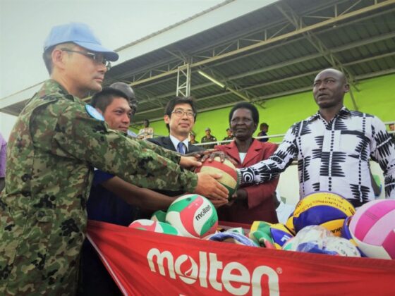 南スーダンへバレーボール1000個寄贈 自衛隊施設部隊有志と南スーダンチームが親善試合