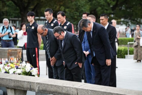 男子代表中垣内祐一監督と柳田将洋主将らが原爆慰霊碑に献花