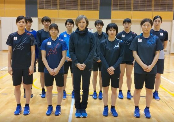 日本代表実演・室内でできるバレーボール練習とストレッチ