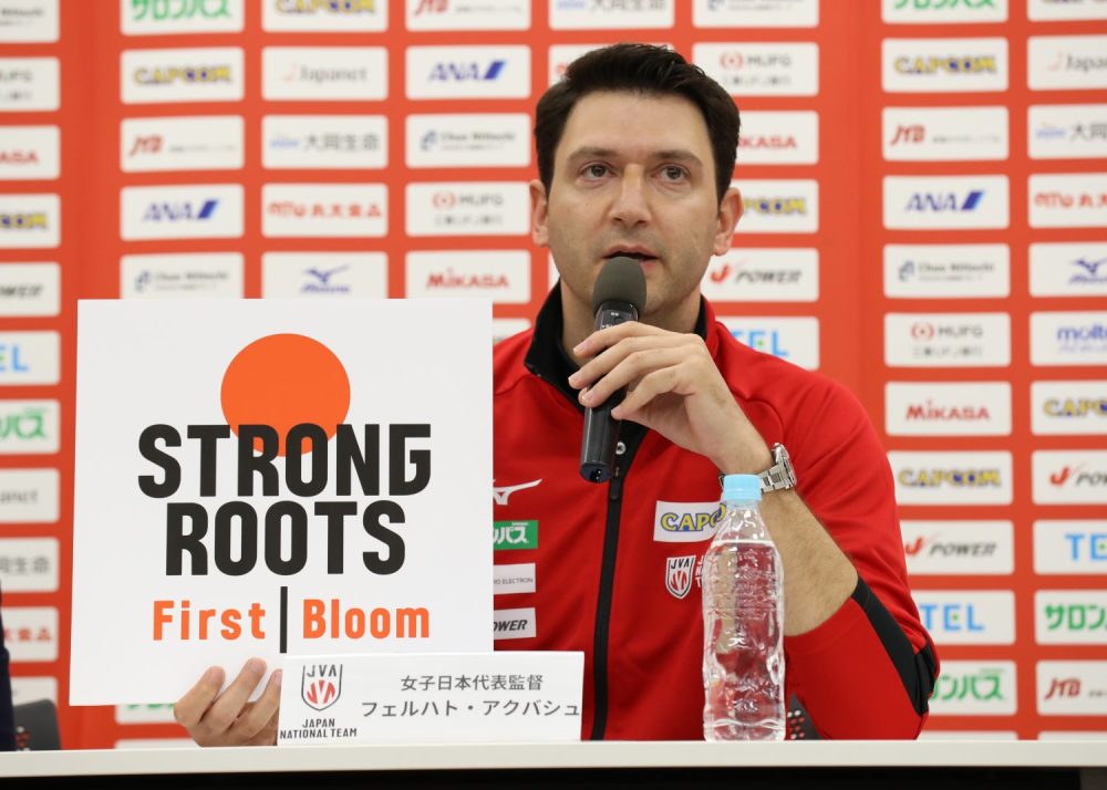 2025年女子日本代表会見 スローガンは「STRONG ROOTS First Bloom」アクバシュ監督「強い根を持ったチームを作る」
