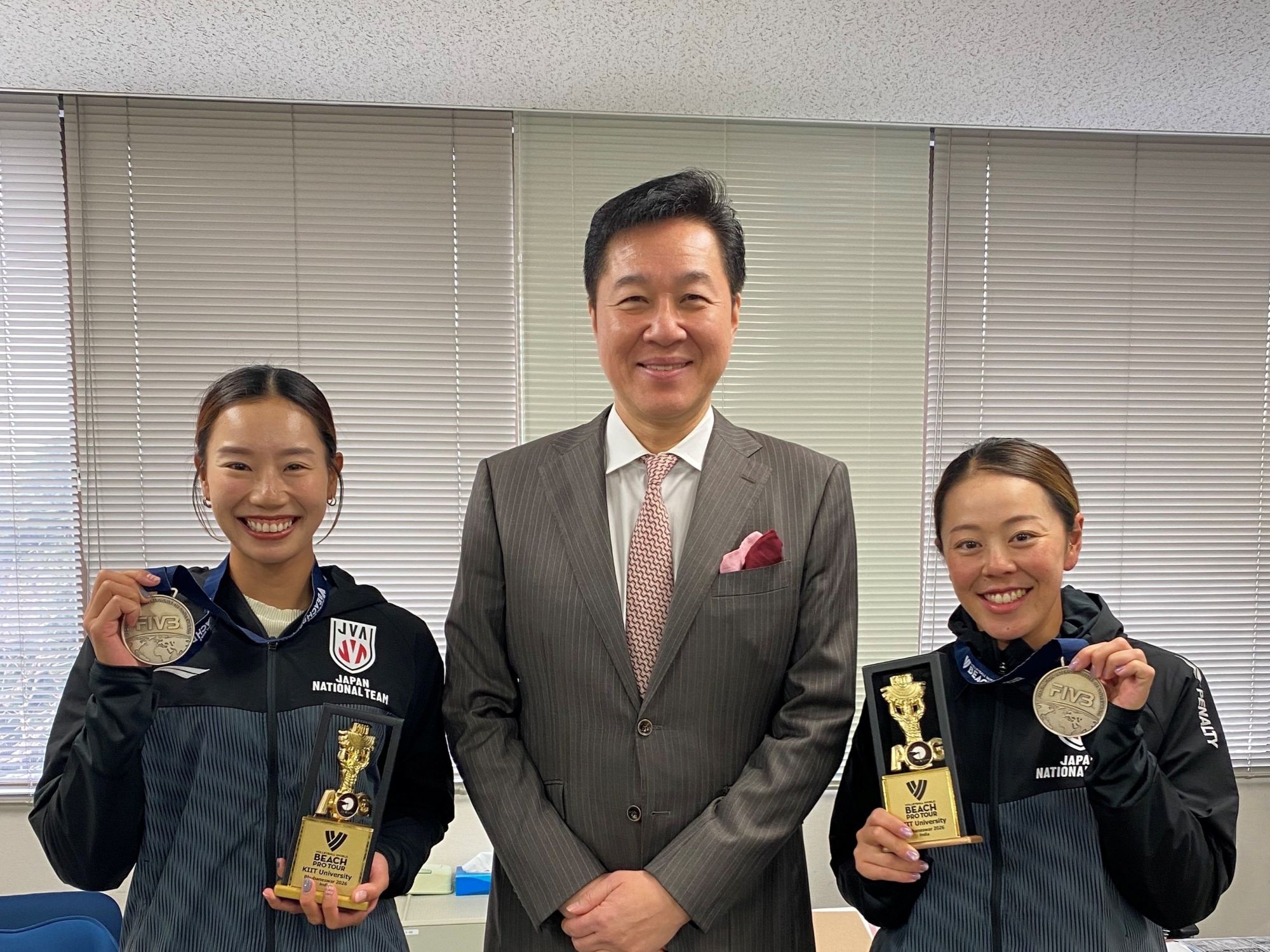 柴／村上組が銀メダル獲得を川合会長に報告