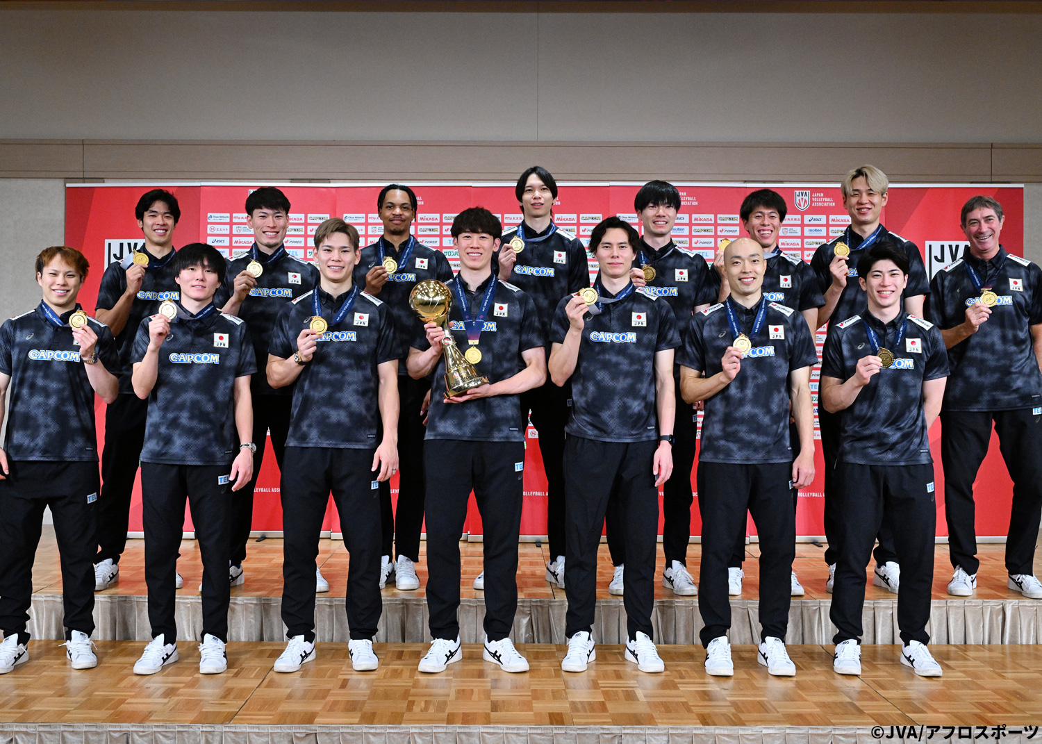 バレーボール男子日本代表チームが優勝記者会見を実施